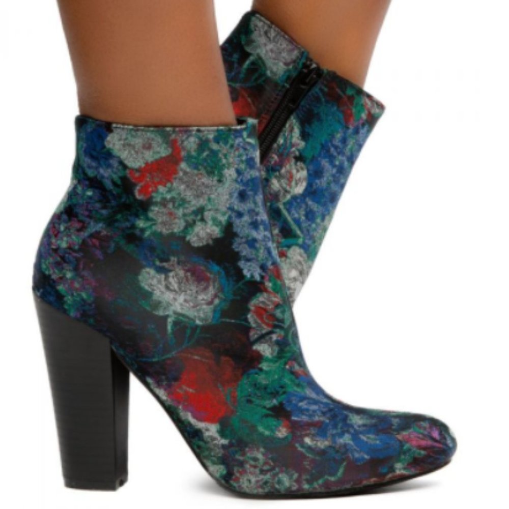 (NWT) Liliana Floral Ankle Boots (Size 8)
